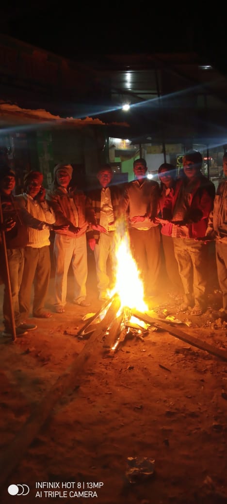शीत लहर को देखते हुए कस्बे में प्रशाशन ने जलबाए अलाव सोनी न्यूज़