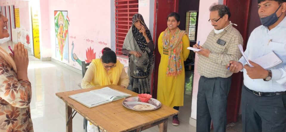जालौन-जिलाधिकारी प्रियंका निरंजन ने पूर्व माध्यमिक विद्यालय मुहम्मदाबाद ब्लाक डकोर का आकस्मिक निरीक्षण किया