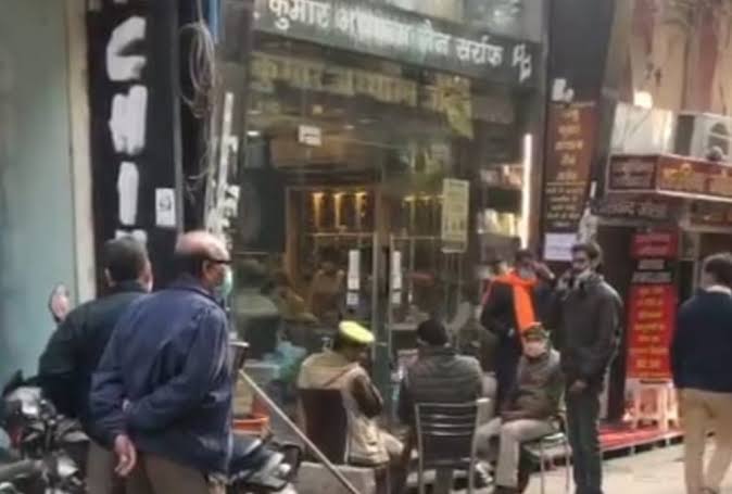 ब्रेकिंग लखनऊ:चौक सर्राफा की कई दिनों से बंद पड़ी दुकानों के उठे शटर