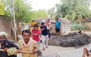 जगम्मनपुर-जिला पंचायत सदस्य ने कराई कुओं की सफाई भविष्य में कुआं का जल ही होगा जीवन का आधार-राघवेंद्र
