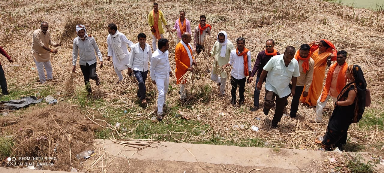 जालौन-किसानों का सम्मान कर भाजपा ने किया अमृत सरोवर अभियान श्रमदान