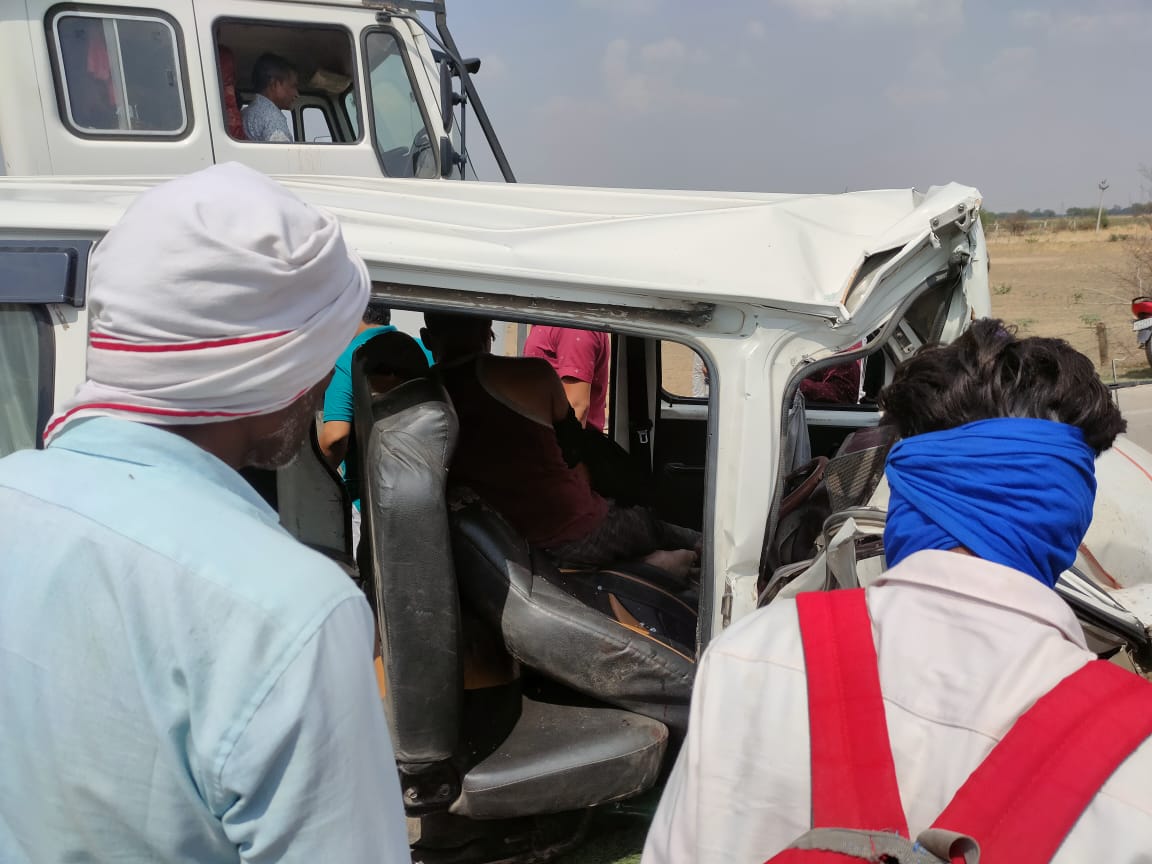 उरई:मारुति बैन और ट्रैक्टर ट्राली की भिड़ंत होने पर 5 अध्यापक हुये गम्भीर रूप से घायल सोनी न्यूज़