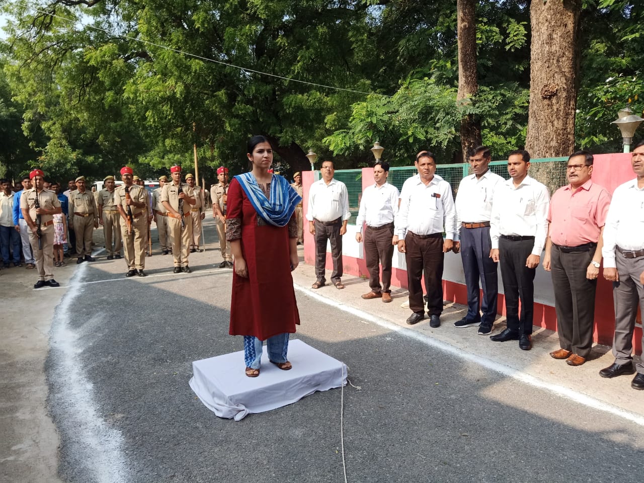 DMजालौन चाँदनी सिंह ने कलेक्ट्रेट परिसर में झंडा फहराया फिर गूँजा "रघुपति राघव राजा राम" सोनी न्यूज़