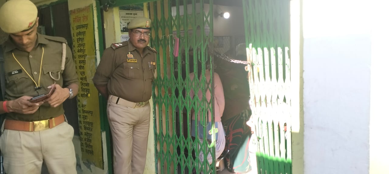 जालौन-जगम्मनपुर बाजार व बैंक में थाना पुलिस ने संदिग्धों से पूंछतांछ कर की निगहबानी
