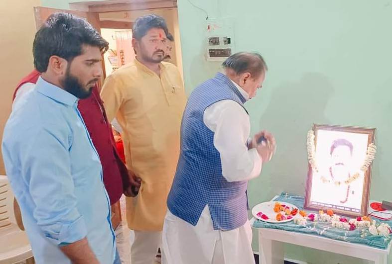 कुठौंद में दुखी परिवार को धैर्य बांधने पहुंचे केन्द्रीय मंत्री भानु प्रताप वर्मा सोनी न्यूज़