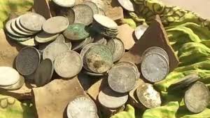 नींव की खुदाई में मजदूरों को मिले चांदी के सिक्के व कडे़,पुरातत्व विभाग की निगरानी में कोषागार में जमा