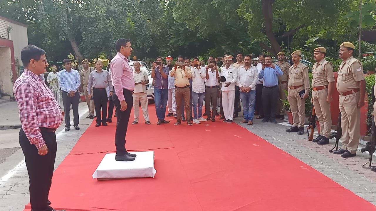 जालौन के नवागत जिलाधिकारी राजेश कुमार पाण्डेय ने कोषागार कार्यालय में गार्ड आफ आनर के साथ विधिवत कार्यभार ग्रहण किया। सोनी न्यूज़