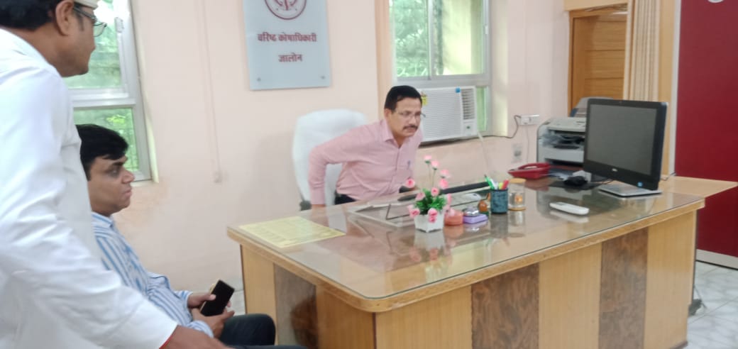 जालौन के नवागत जिलाधिकारी राजेश कुमार पाण्डेय ने कोषागार कार्यालय में गार्ड आफ आनर के साथ विधिवत कार्यभार ग्रहण किया। सोनी न्यूज़