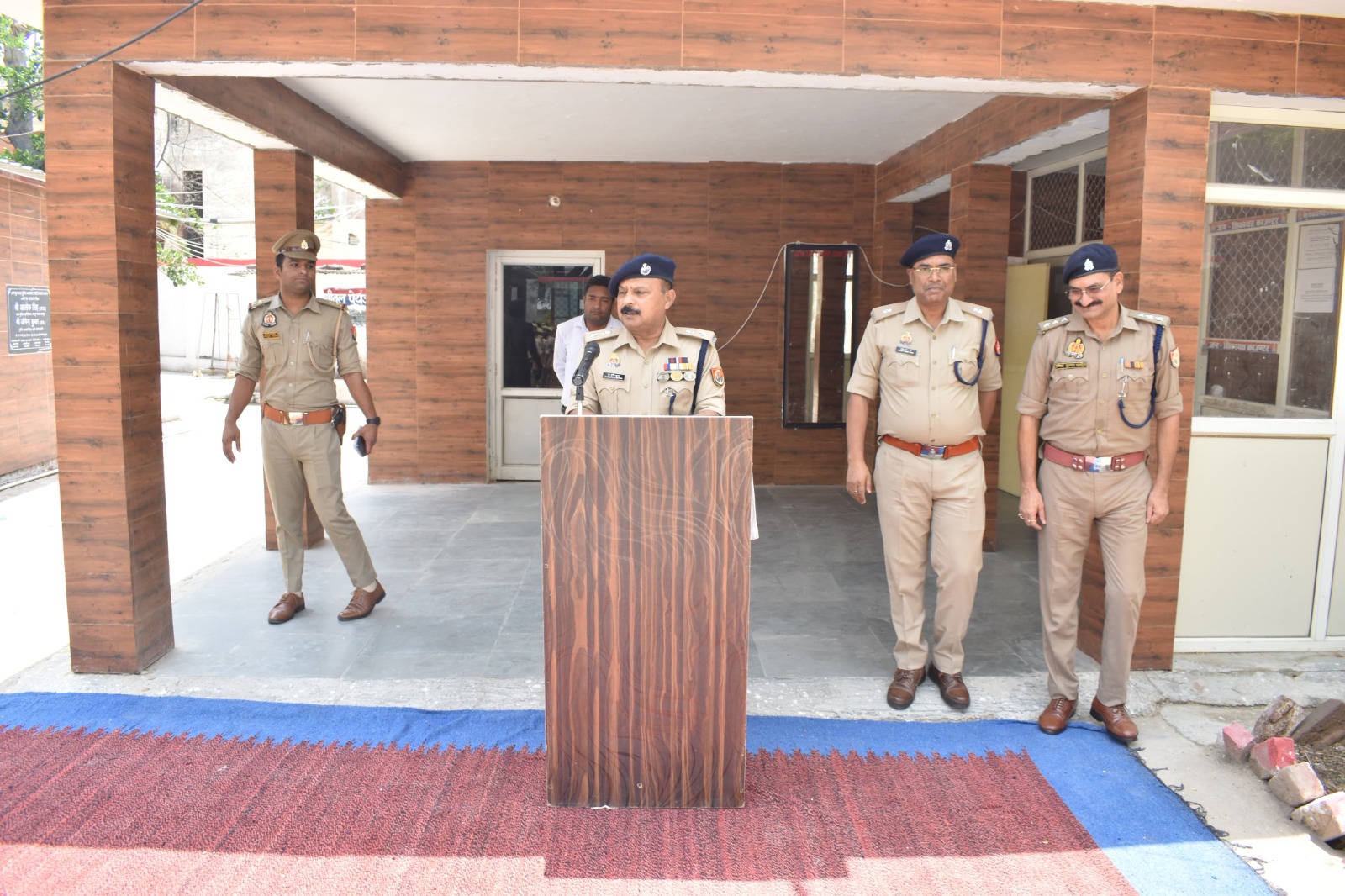 SP जालौन ने विश्व तम्बाकू निषेध दिवस के अवसर पर पुलिसकर्मियों को तम्बाकू सेवन न करने की दिलाई शपथ।