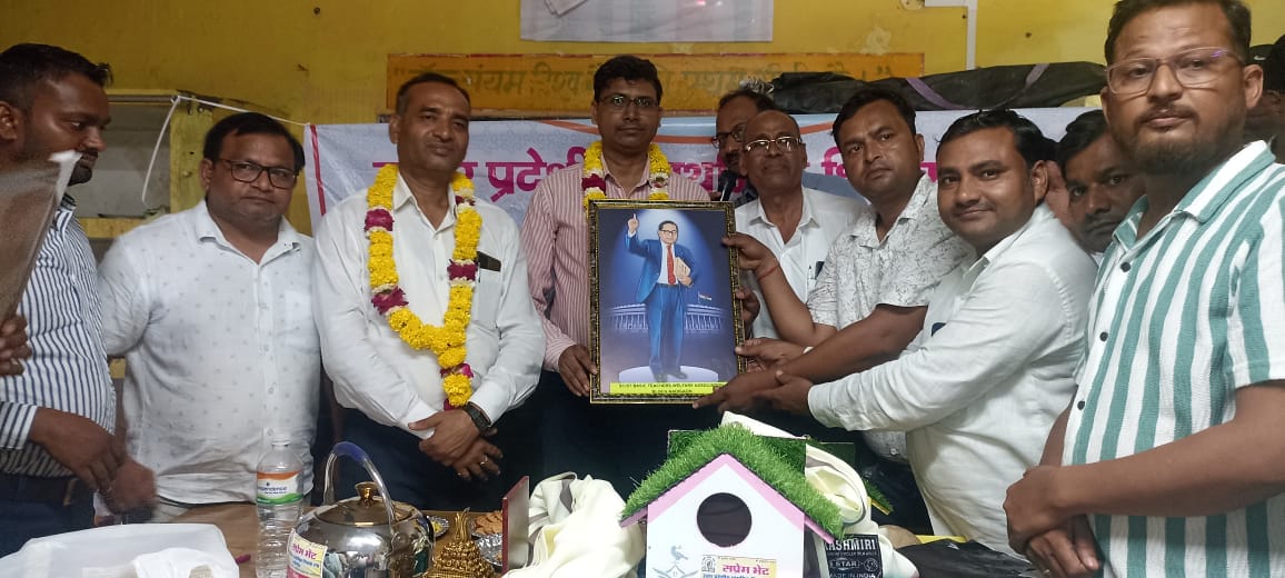उत्कृष्ट और एक अनोखी छवि बनाने बाले खण्ड शिक्षा अधिकारी दिग्विजय सिंह का हुआ भव्य विदाई समारोह