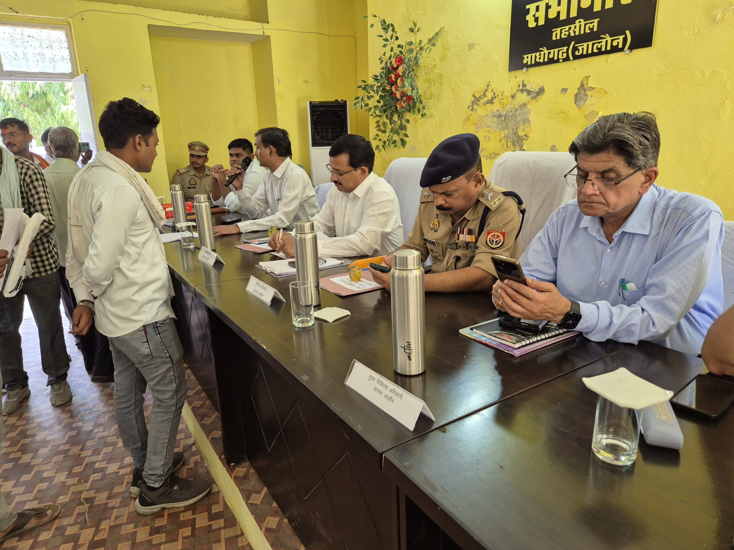 माधौगढ़ में सम्पूर्ण समाधान दिवस, डीएम ने दिखाई सख्ती,अनुपस्थित अधिकारियों का वेतन रोका
