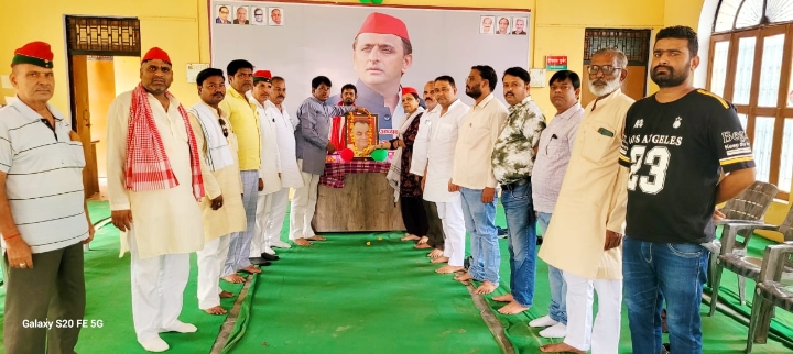 समाजवादियों ने मनाई छोटे लोहिया जनेश्वर मिश्र की जयंती