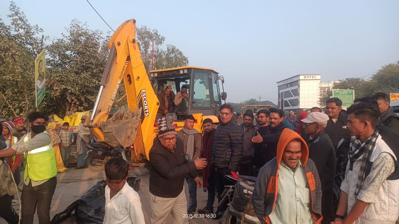 उरई में जिला प्रशासन का सख्त रुख, चौरसी मोड़ से हटाया गया अवैध अतिक्रमण