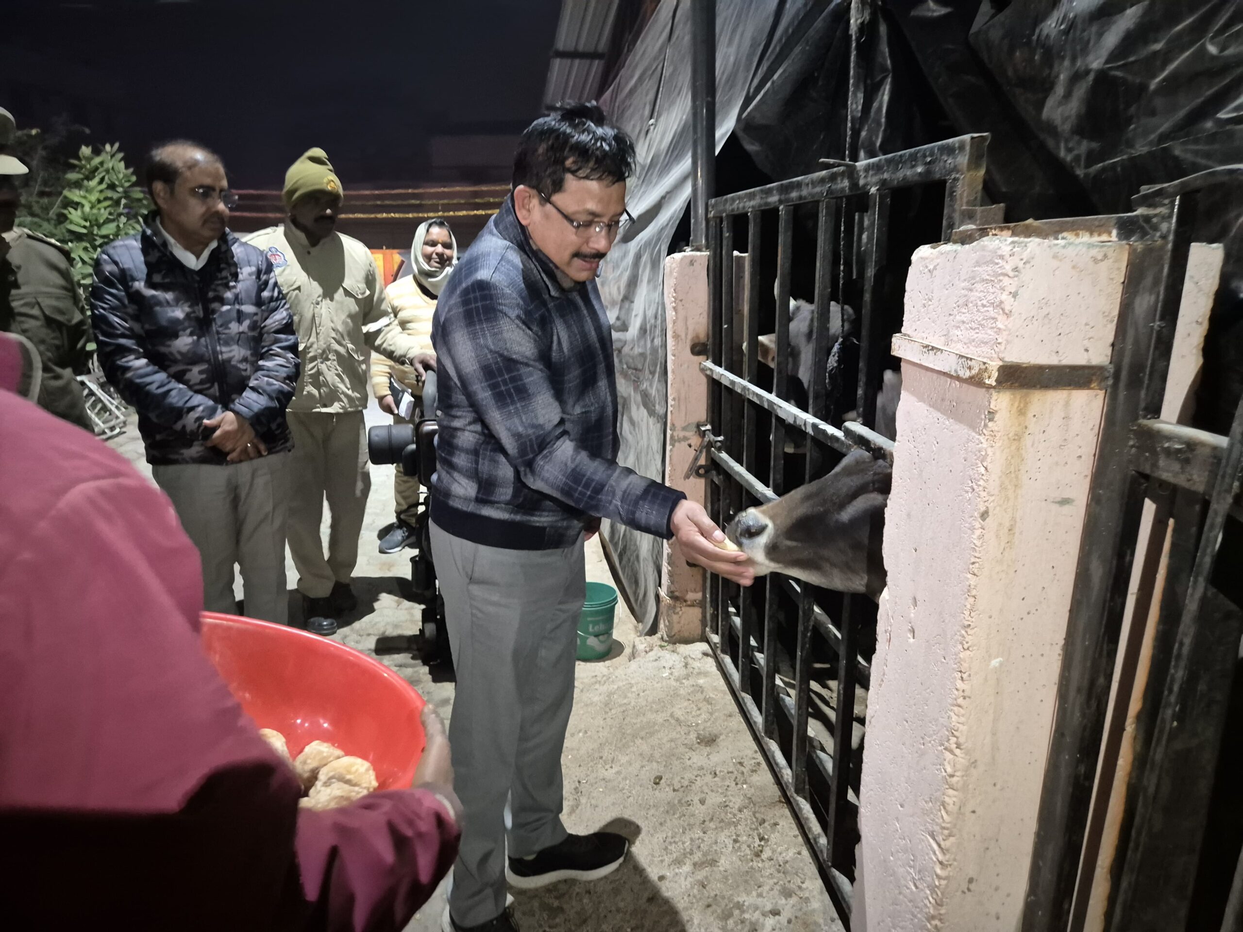 ठंड में भी प्रशासन मुस्तैद, आधी रात को कौंच पहुँचे, जिलाधिकारी, अलाव से लेकर रैन बसेरों तक किया निरीक्षण
