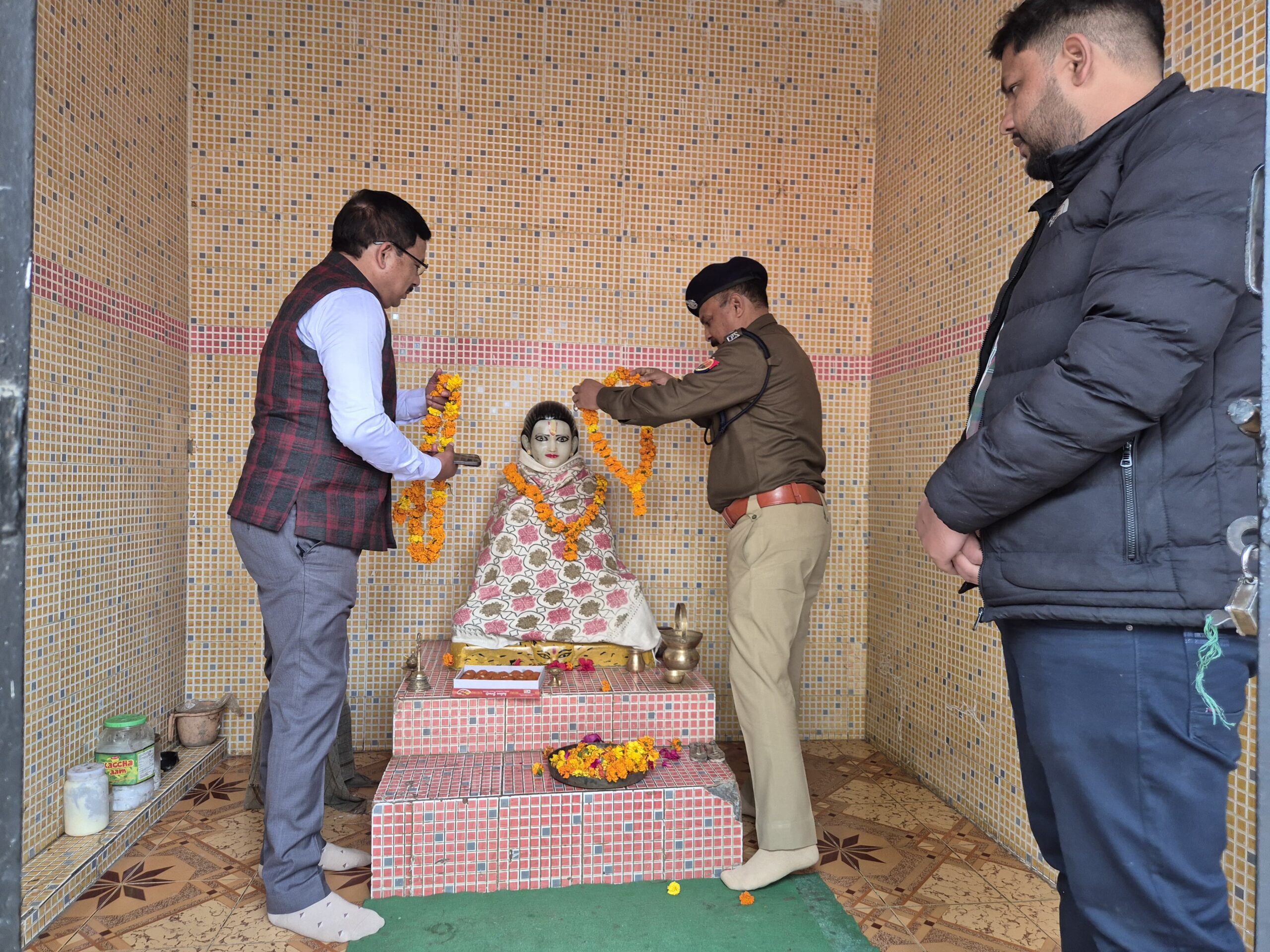 Jalaun : Dm और SP ने संत रविदास मंदिर पहुंचकर संत रविदास जी की प्रतिमा पर पुष्पमाला की अर्पित
