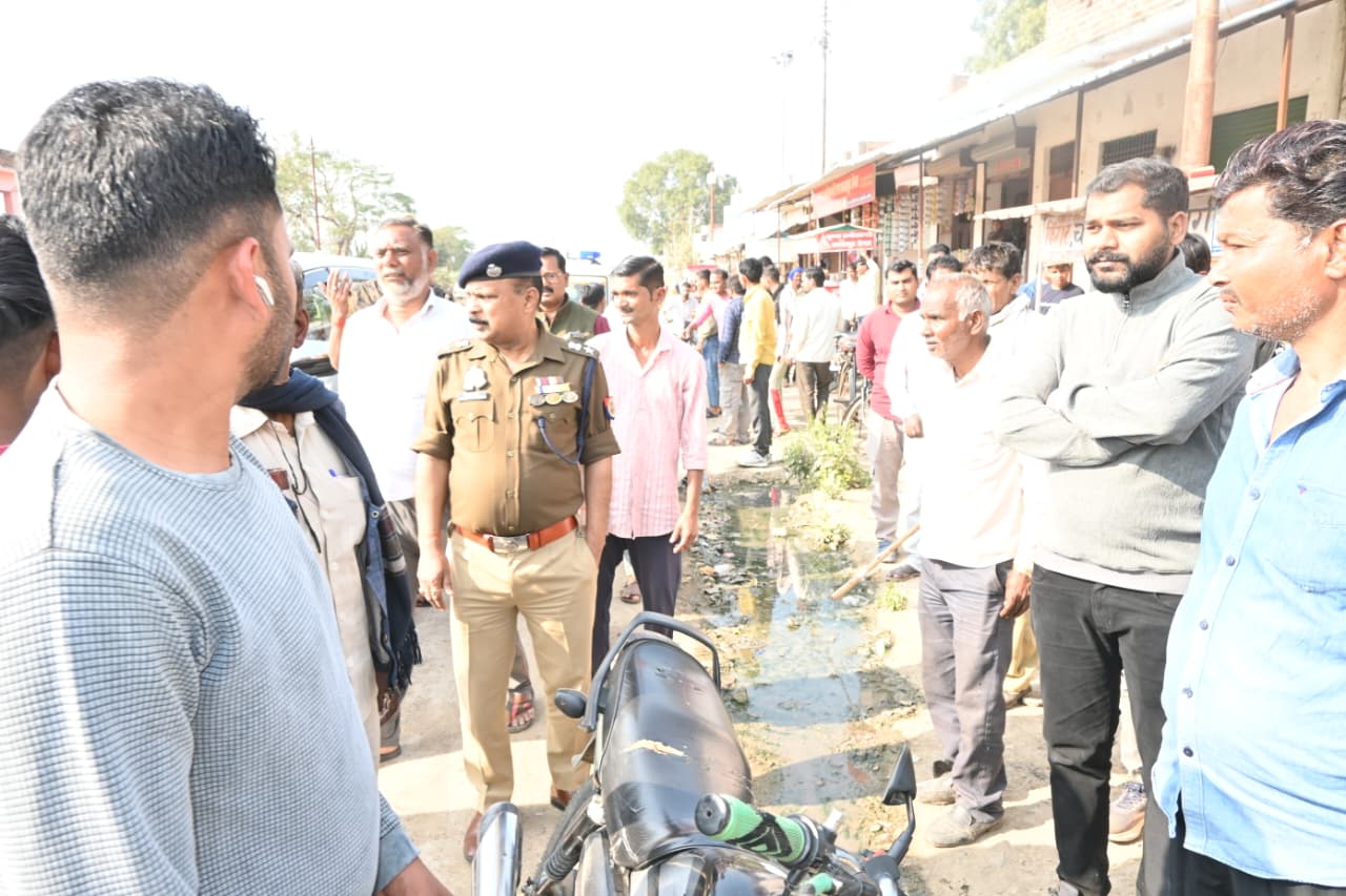 Jalaun: सड़क हादसे में घायल दंपति को देख Dm और Sp ने रोकी गाड़ी,तत्काल उपचार हेतु भेजा जिला अस्पताल