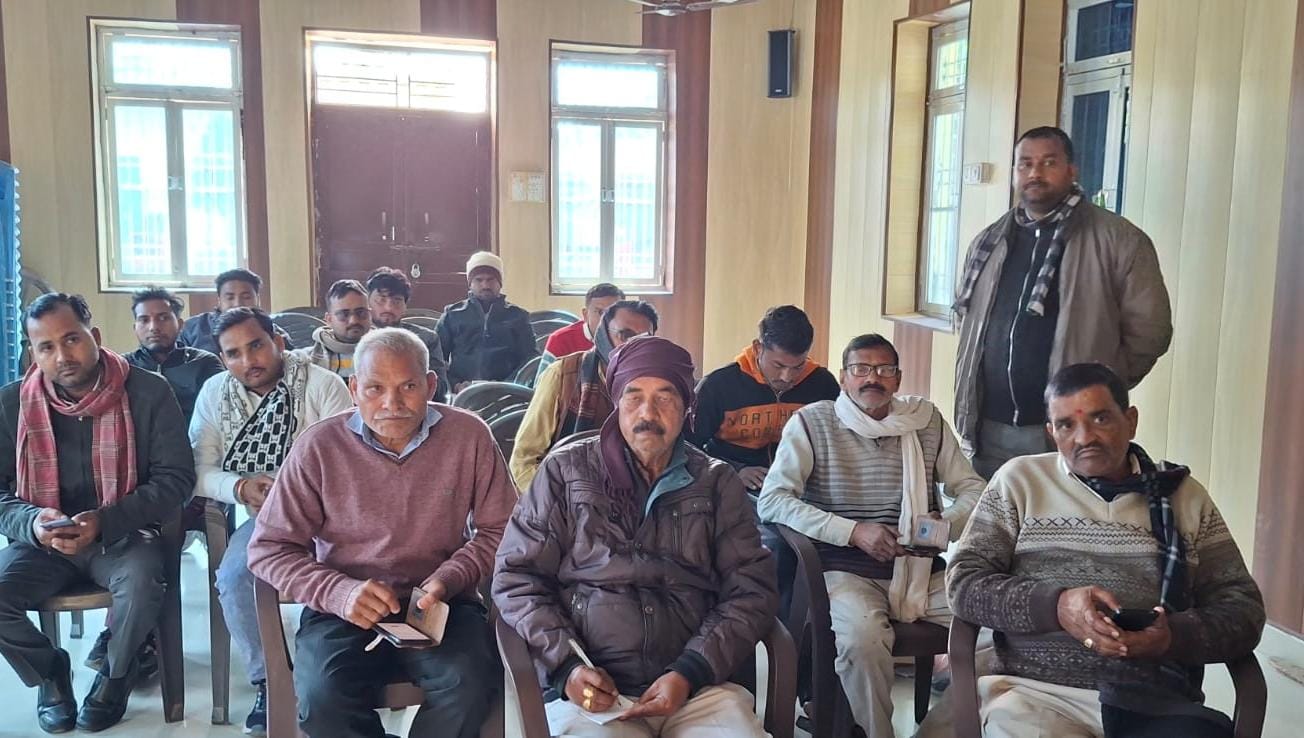 Jalaun : राशन वितरण के दौरान आयुष्मान कार्ड भी बनाएं कोटेदार:जिला पूर्ति अधिकारी,