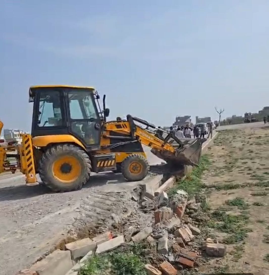 Jalaun : 3 अवैध प्लाटिंग को उरई विकास प्राधिकरण ने मौके पर कराया ध्वस्त