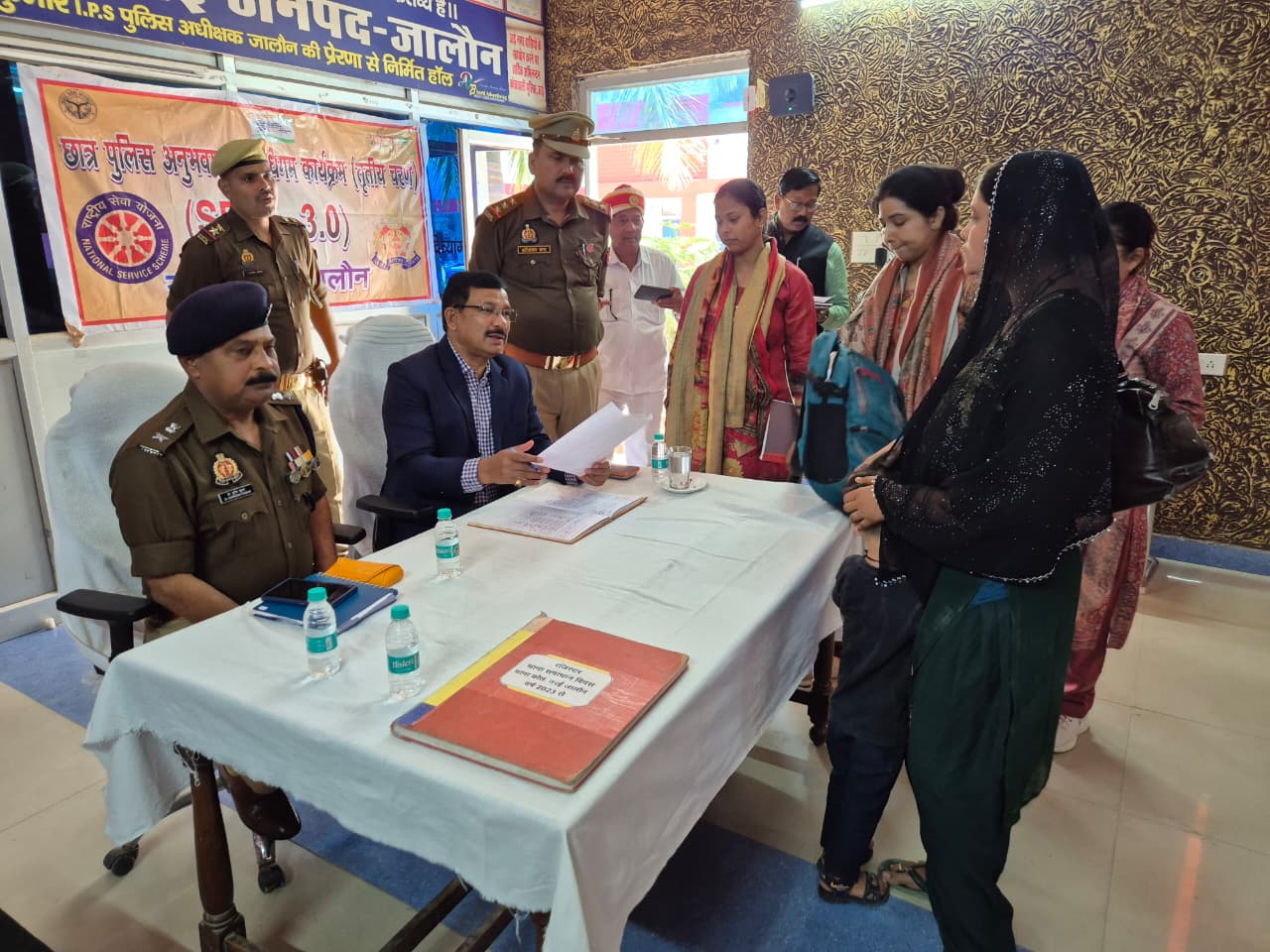 Jalaun : Dm और Sp ने थाना समाधान दिवस पर फरियादियों की सुनी समस्याएँ