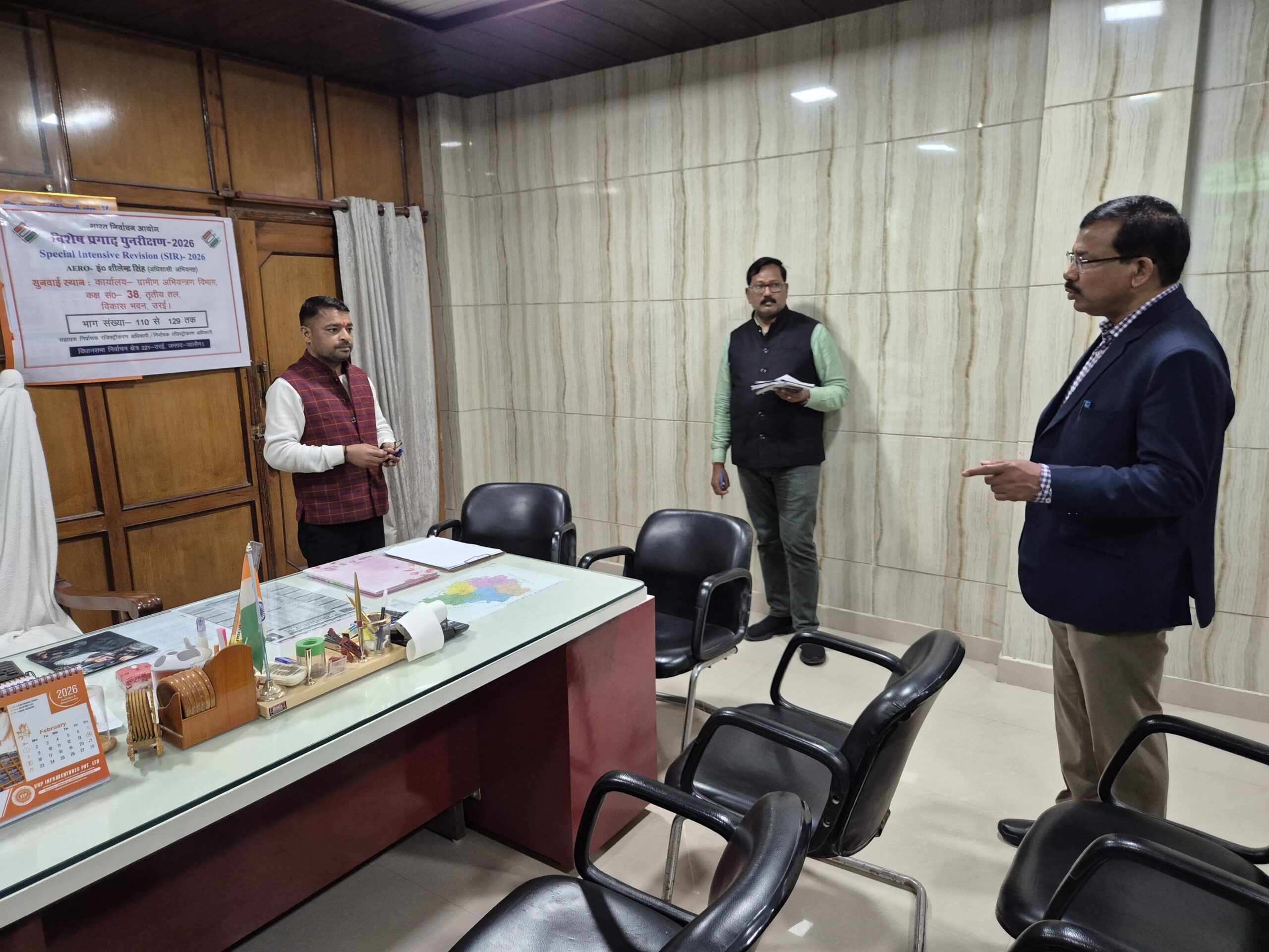 Jalaun : विशेष प्रगाढ़ पुनरीक्षण 2026 की Dm ने समीक्षा कर मतदेय स्थलों व नोटिस सुनवाई केंद्रों का निरीक्षण कर समयबद्ध निस्तारण के दिये सख्त निर्देश