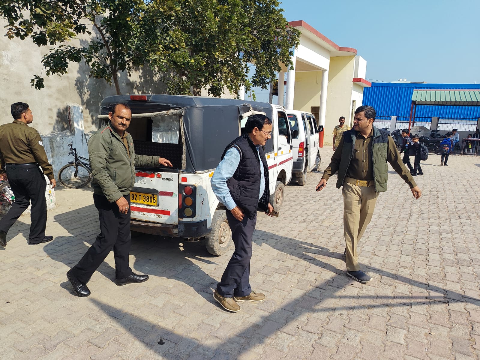 Jalaun : 2026 को ‘‘सड़क सुरक्षा माह’’ के अन्तर्गत शहर के विभिन्न स्थलों पर स्कूली वाहनों की हुई चेकिंग