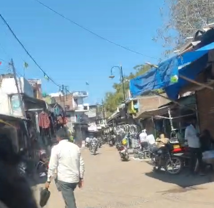 जालौन नगर में सप्ताहिक बंदी वेअसर।