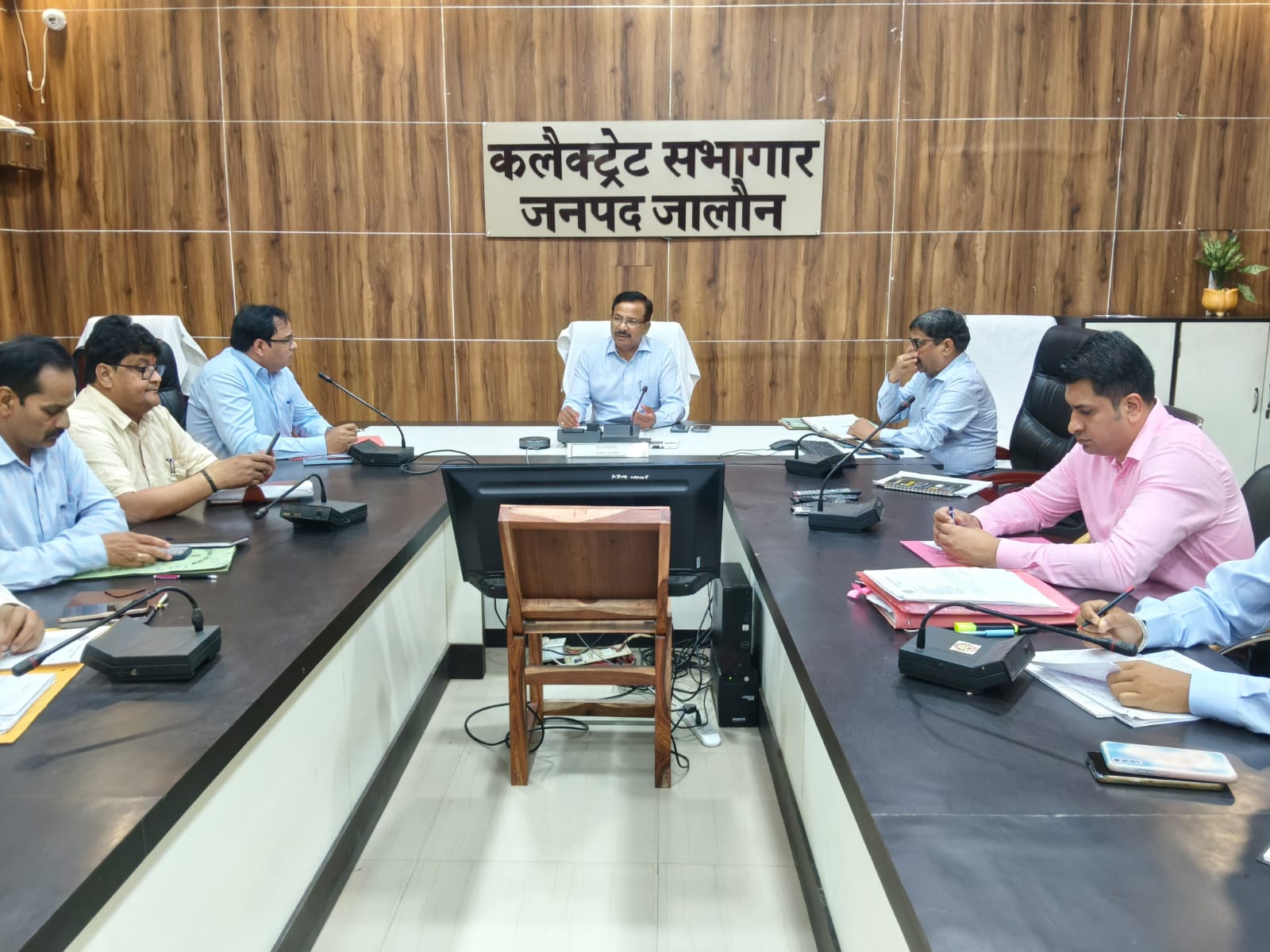 जनपद में पेयजल और विद्युत व्यवस्था को सुचारु बनाए रखने के DM jalaun ने संबंधित विभागों के साथ की समीक्षा बैठक 