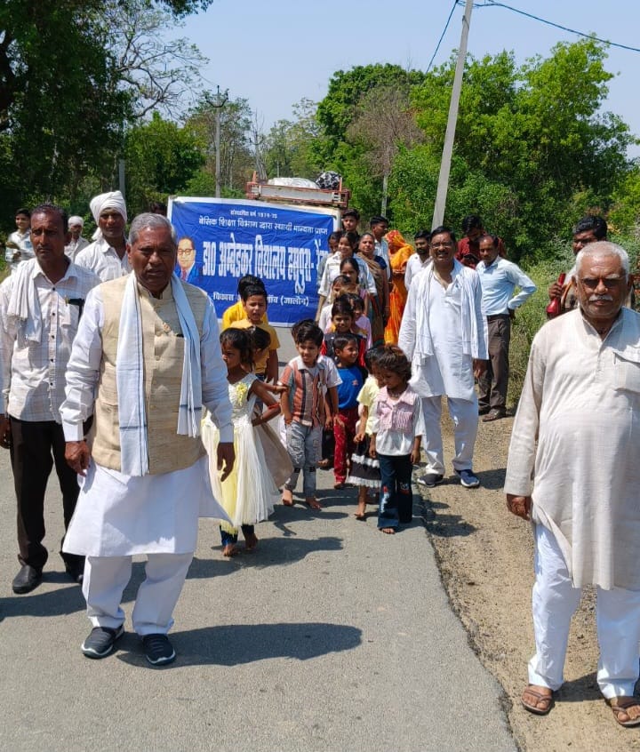 स्कूल चलो अभियान में निकली जागरूकता रैली, प्रधानाध्यापक को दी विदाई
