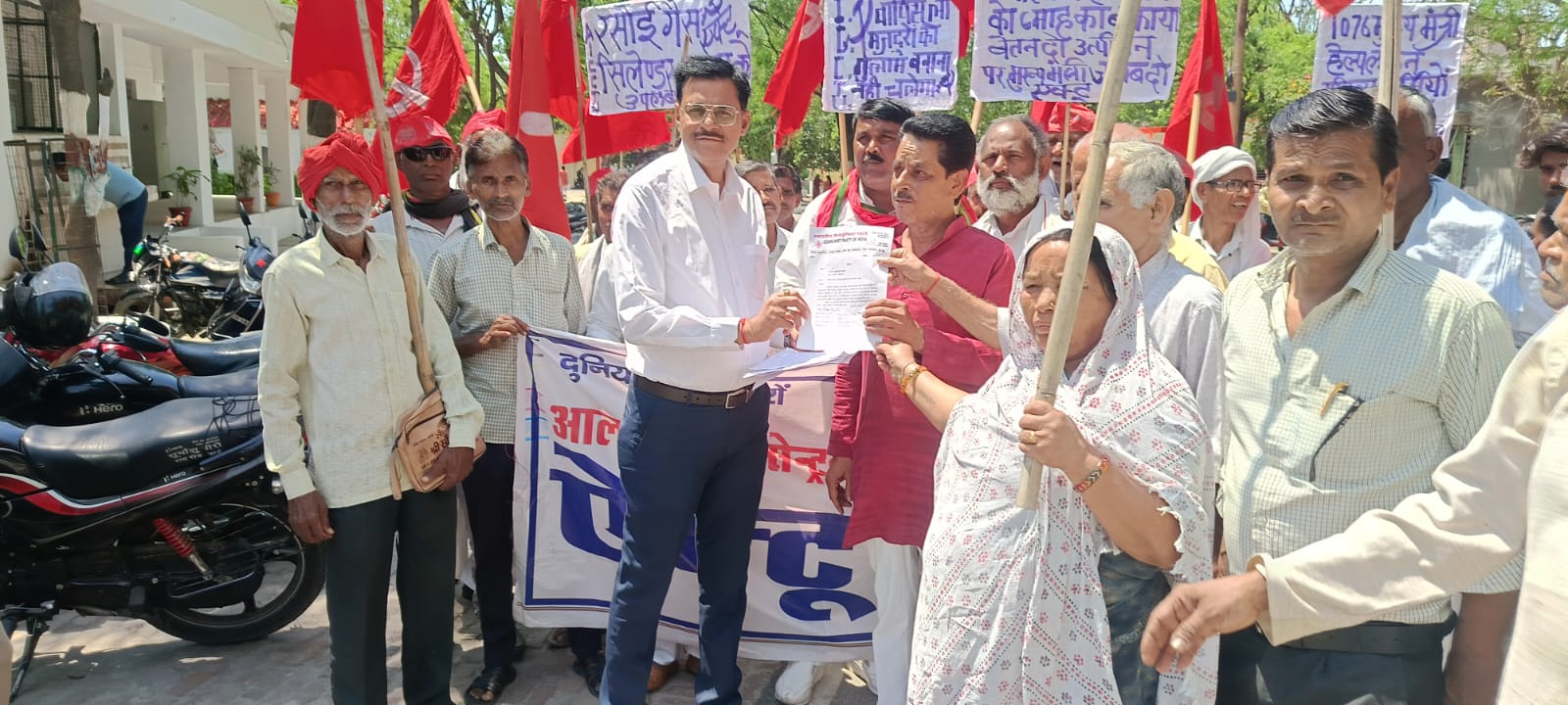 Jalaun : बेमौसम अतिवृष्टि एवं ओला वृष्टि को लेकर भारतीय कम्युनिस्ट पार्टी ने DM जालौन को सौंपा ज्ञापन