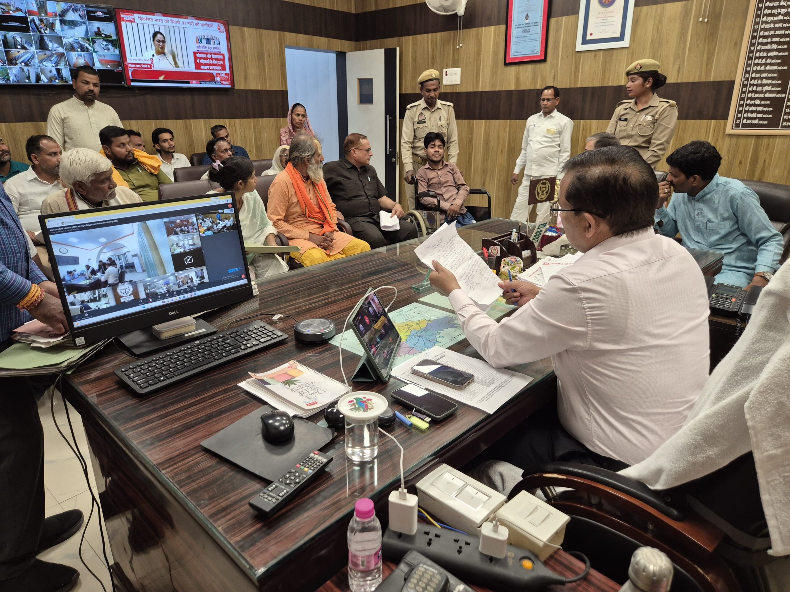 जनसुनवाई में डीएम ने सुनीं फरियादियों की समस्याएं, त्वरित निस्तारण के दिए निर्देश