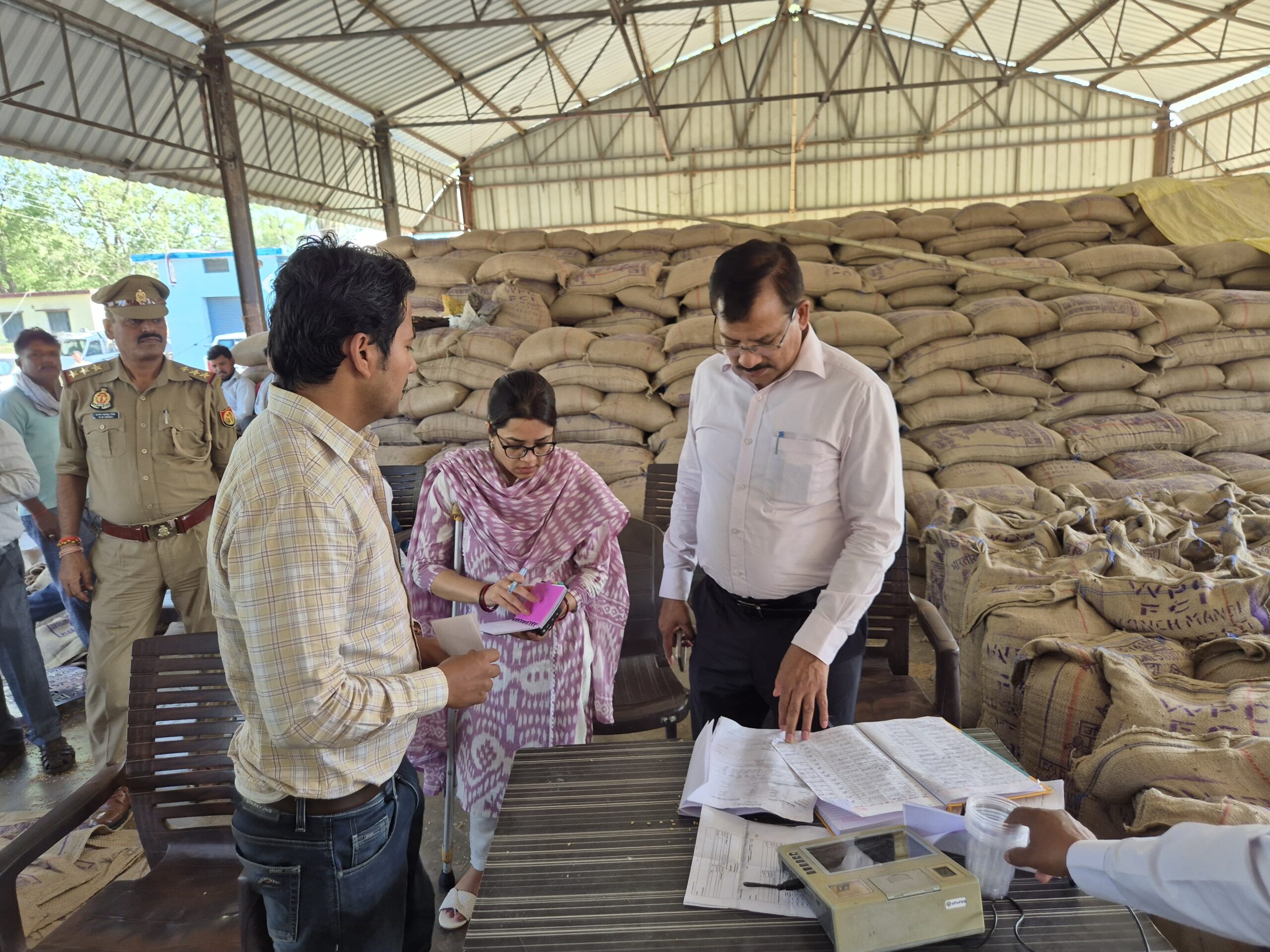 गेहूं खरीद में पारदर्शिता पर सख्त नजर, डीएम ने मंडियों का किया औचक निरीक्षण