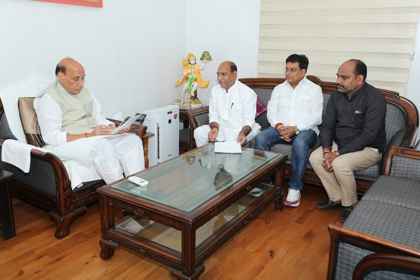 उरई में ईसीएचएस पॉलीक्लिनिक व सैन्य सुविधाओं को लेकर विधायक की रक्षा मंत्री से अहम मुलाकात