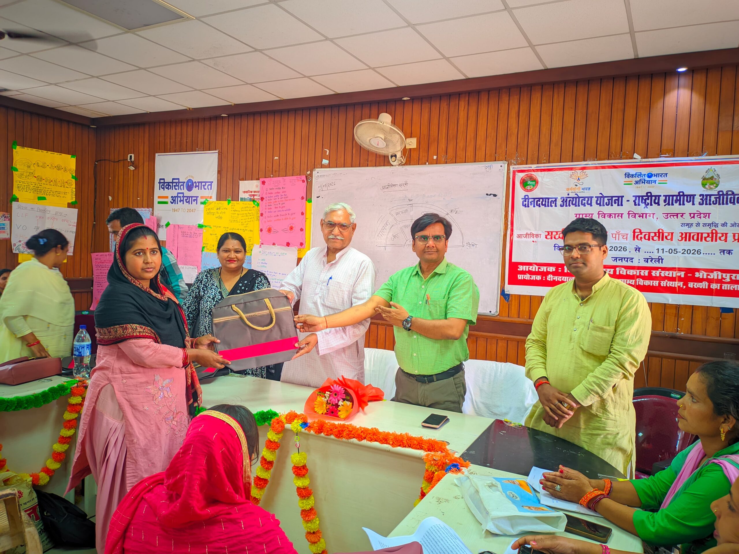 बरेली में आजीविका सखी प्रशिक्षण के तीसरे दिन पहुंचे विधान परिषद सदस्य,दीदियों को किया प्रेरित