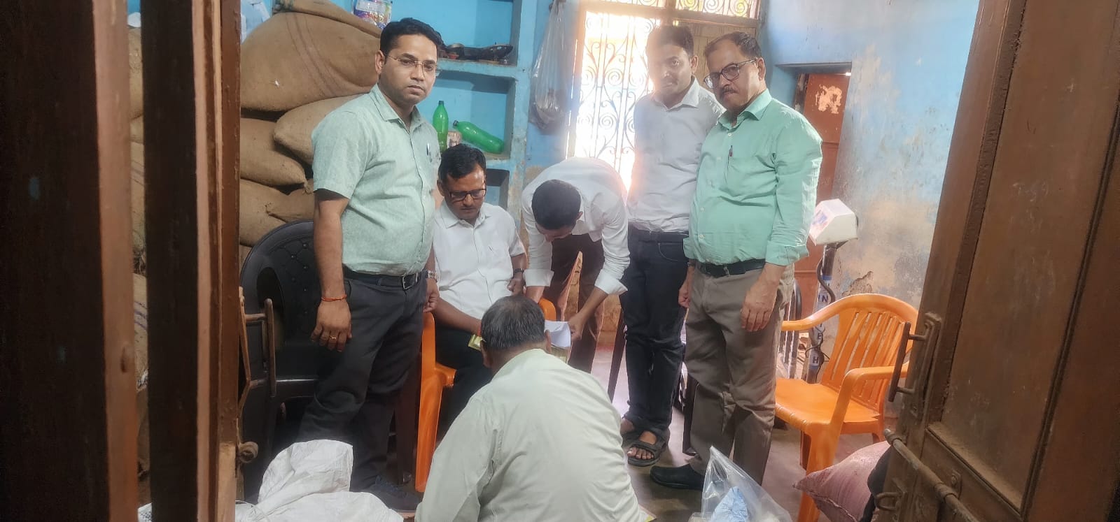 जालौन में तंबाकू मिश्रित सुपाड़ी पर खाद्य विभाग का शिकंजा, दो दुकानों से नमूने भरकर लैब भेजे