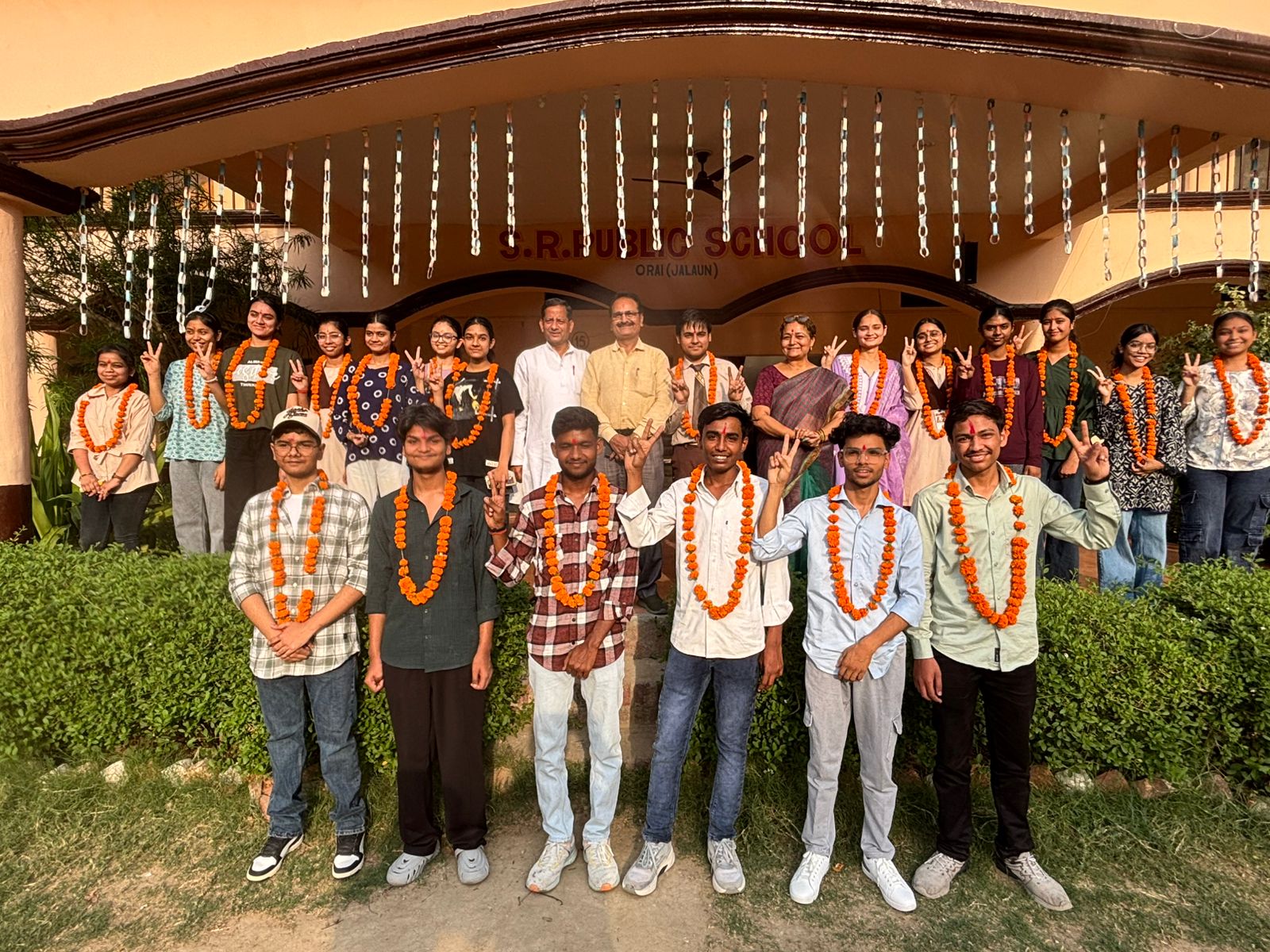 सीबीएसई इंटरमीडिएट परीक्षा में एसआर पब्लिक स्कूल उरई का शानदार प्रदर्शन, देव चतुर्वेदी बने टॉपर