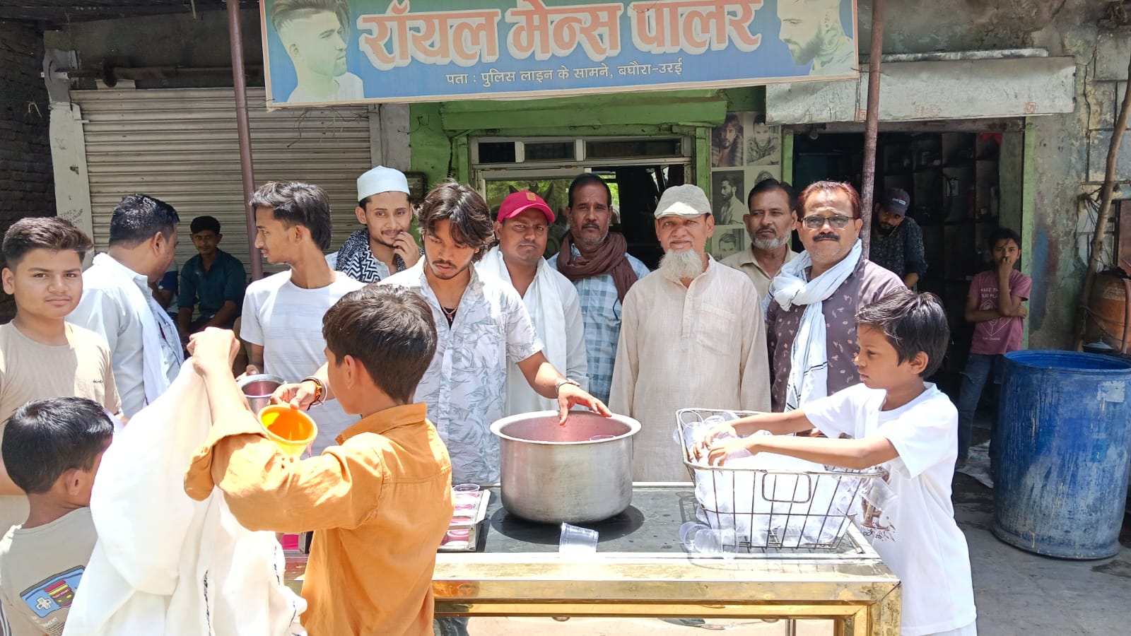 भीषण गर्मी में राहगीरों को पिलाया गया शीतल जल व शरबत
