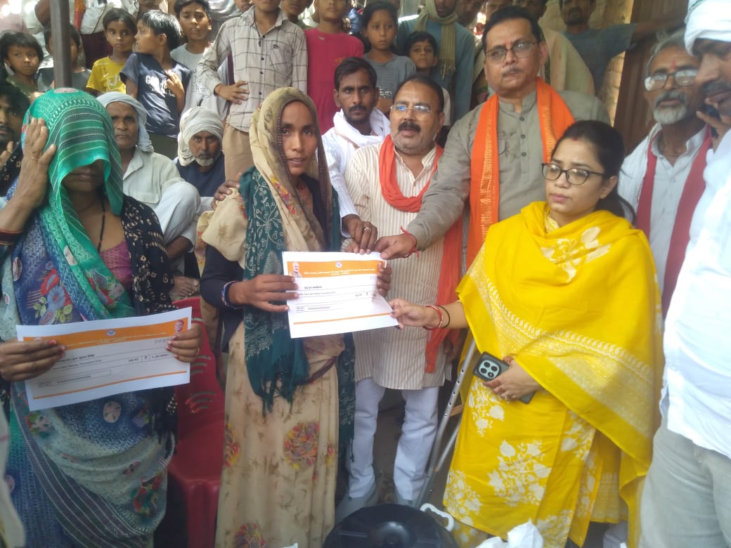 Jalaun : टीकर अग्निकांड में प्रशासन बना सहारा, प्रभावित परिवारों को दी राहत सामग्री और आर्थिक मदद
