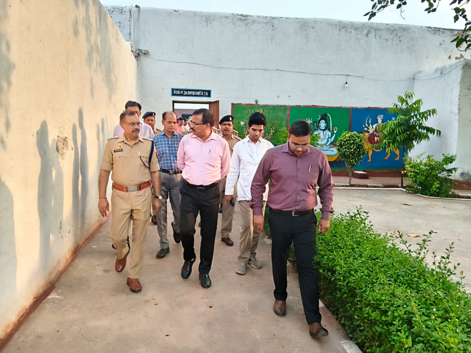Dm jalaun ने जिला कारागार का किया औचक निरीक्षण और लिया मूलभूत सुविधाओं का जायजा
