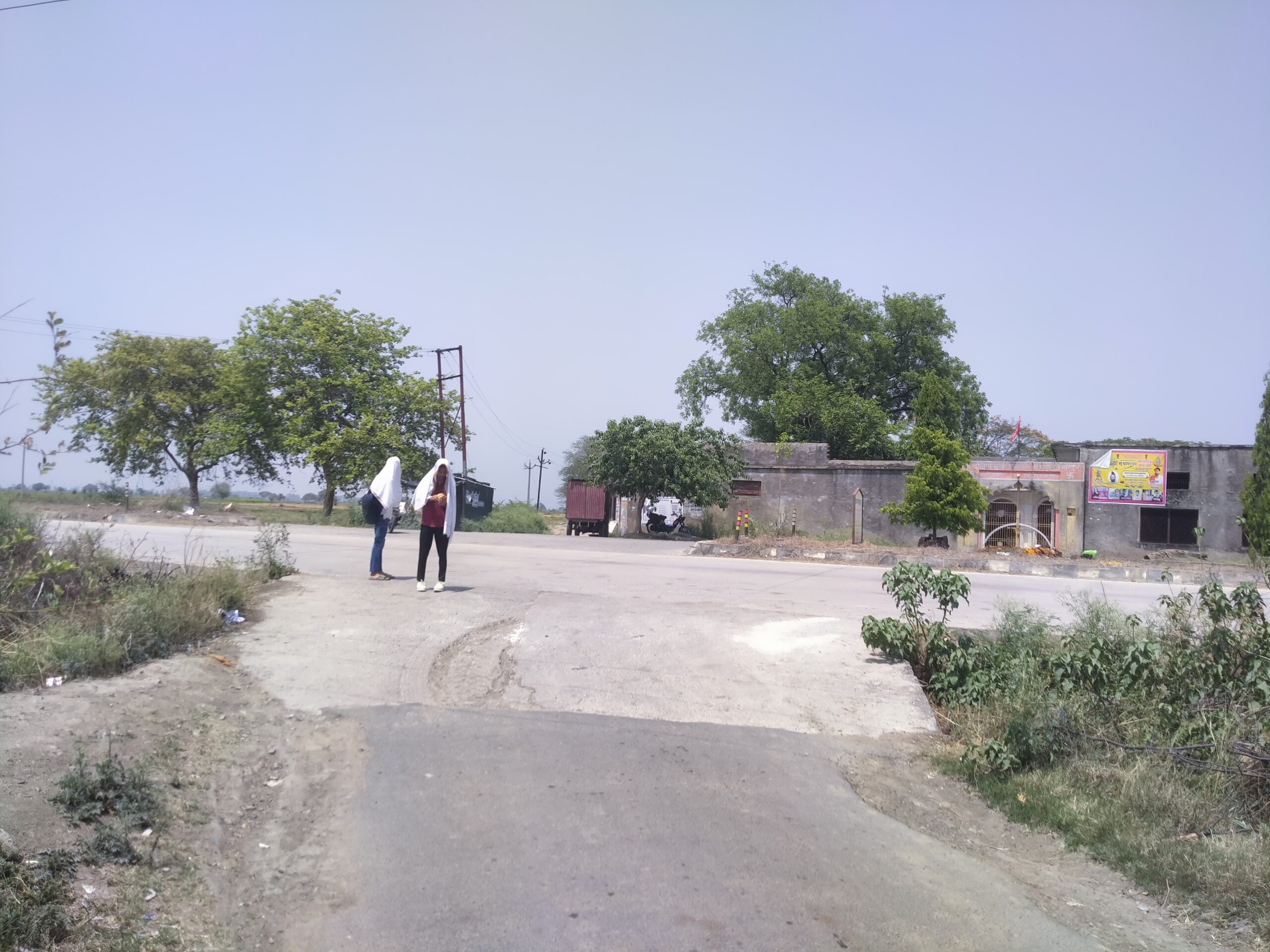 अकोढ़ी कोठी पर यात्री प्रतीक्षालय न होने से स्कूली बच्चों समेत ग्रामीण बेहाल