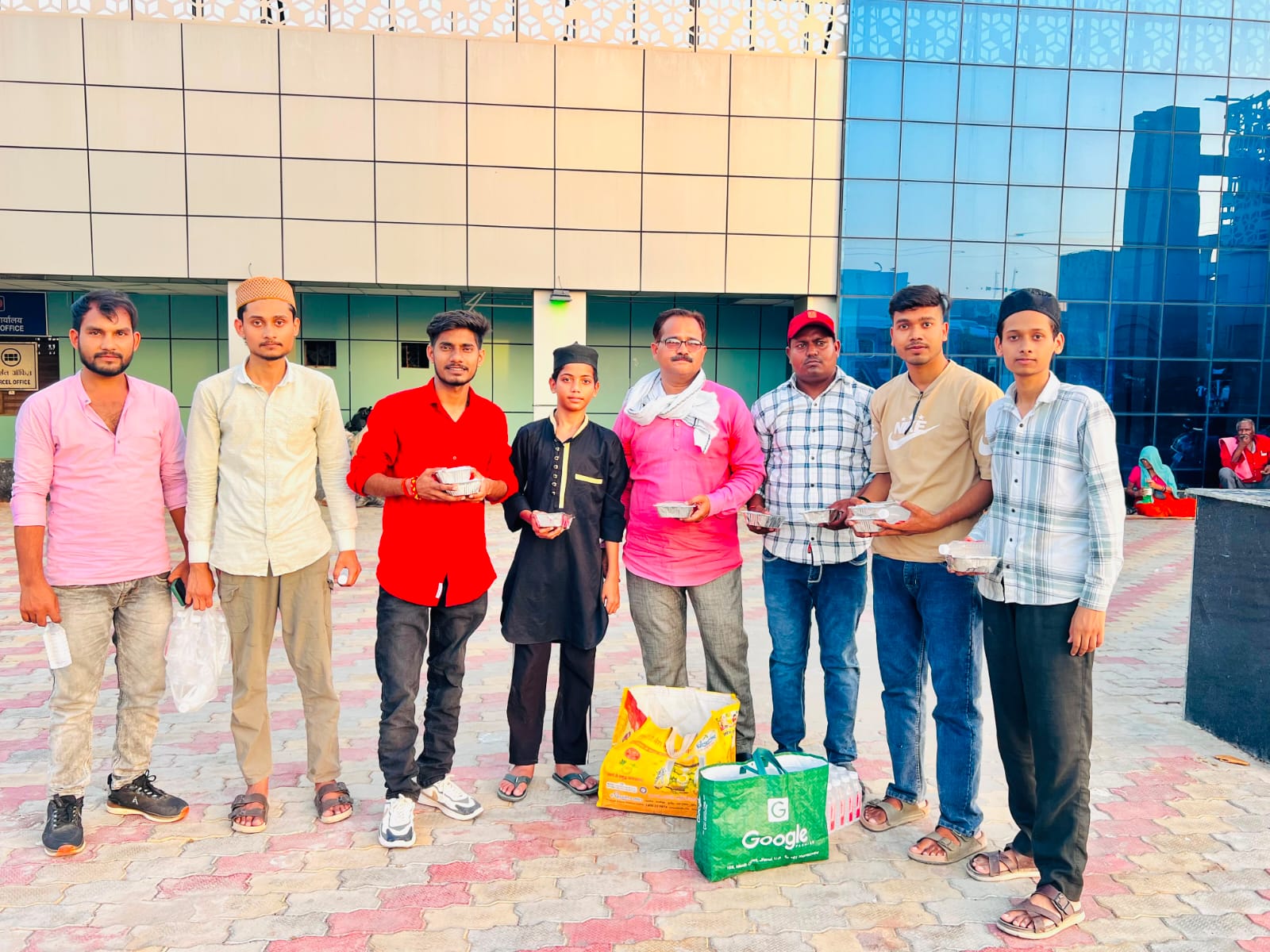 स्टेशन के बाहर समाजसेवियों नें यात्रियों को बांटा भोजन और ठंडा पानी