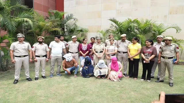 नवजात बच्चों की खरीद-फरोख्त करने वाले गिरोह का हुआ भंडाफोड़ 13 लोग गिरफ्तार और 5 नवजात बच्चों को किया गया सुरक्षित रेस्क्यू 
