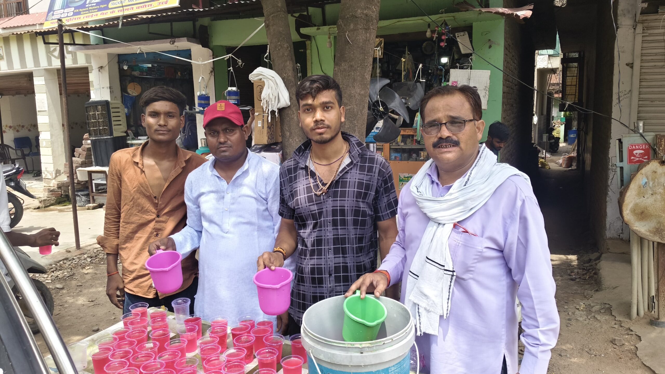 भीषण गर्मी में बघौरा में सेवा का अनूठा उदाहरण, राहगीरों को पिलाया शीतल शरबत