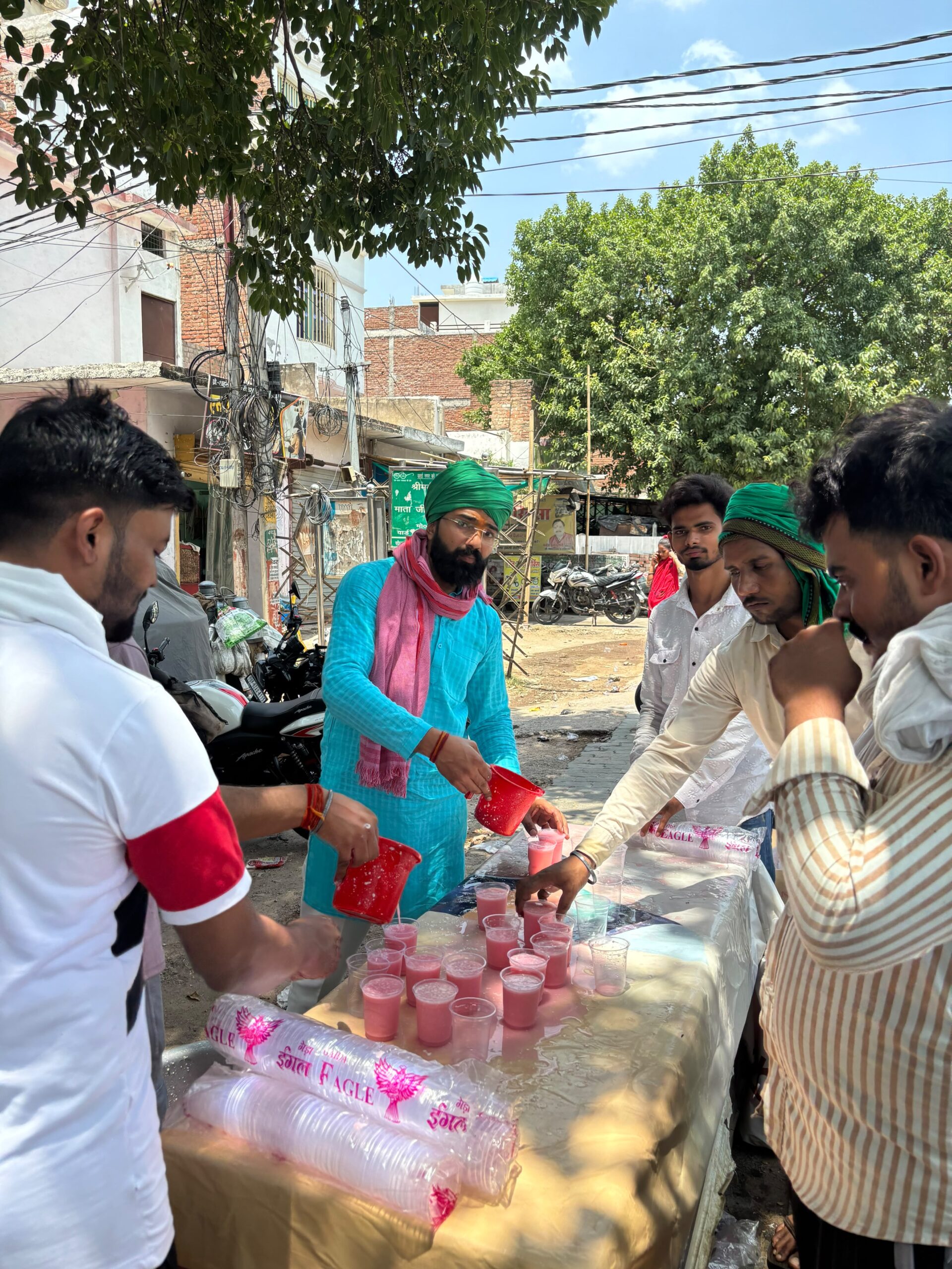 पिता की पुण्यतिथि पर वृक्षारोपण व राहगीरों को पिलाई लस्सी