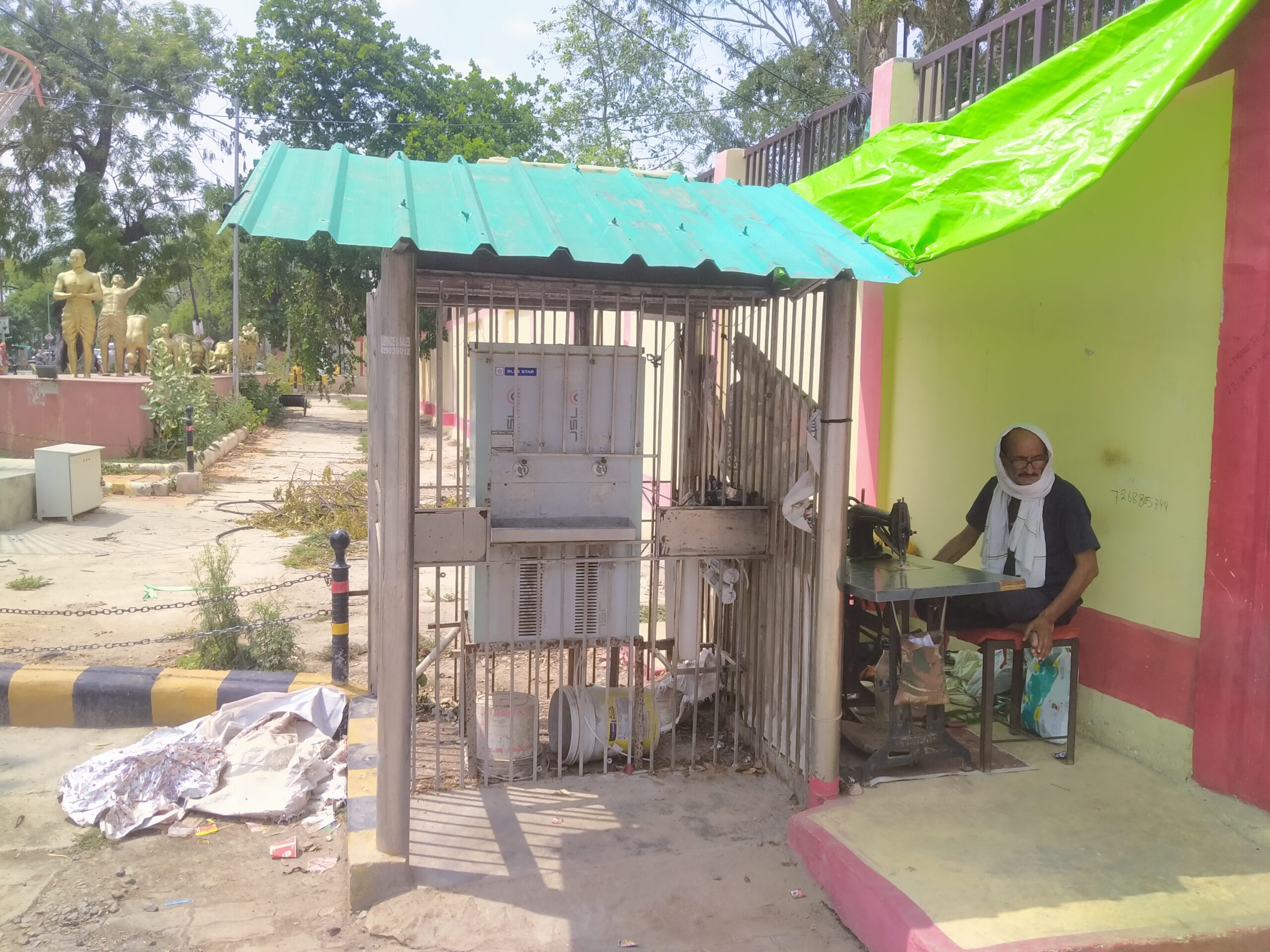 बंद पड़ा वाटर कूलर,भीषण गर्मी में लोग परेशान