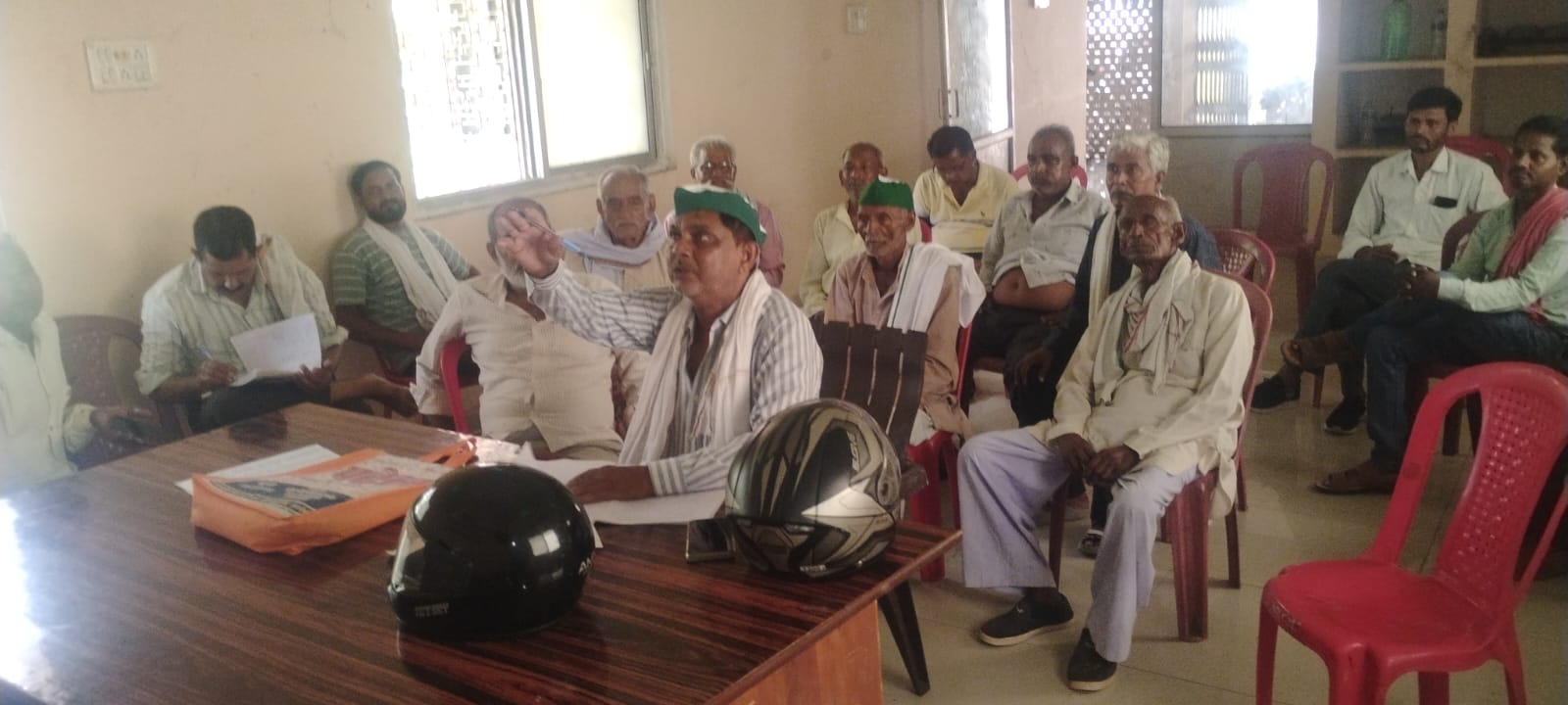 भाकियू (टिकैत) की मासिक बैठक सम्पन्न, विभिन्न समस्याओं को लेकर एसडीएम को सौंपा ज्ञापन