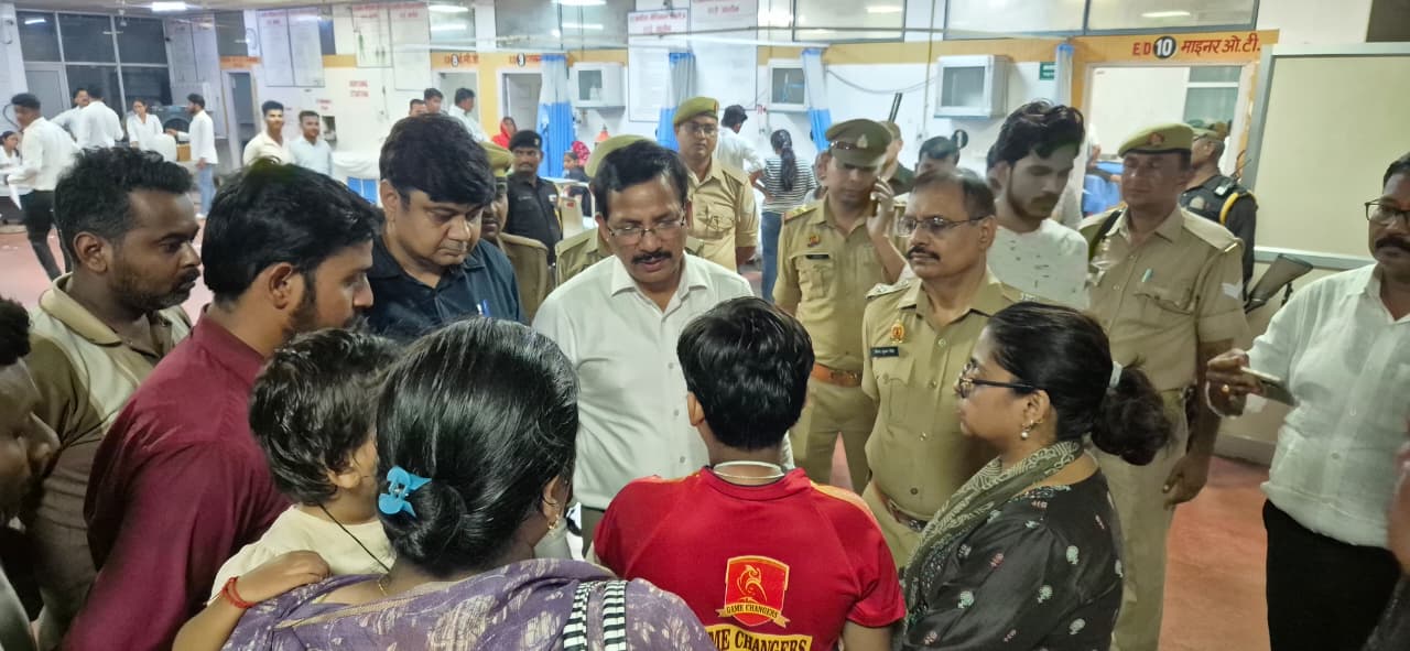 स्कूल बस हादसे में घायल बच्चों का हाल जानने मेडिकल कॉलेज पहुंचे डीएम व एसपी।