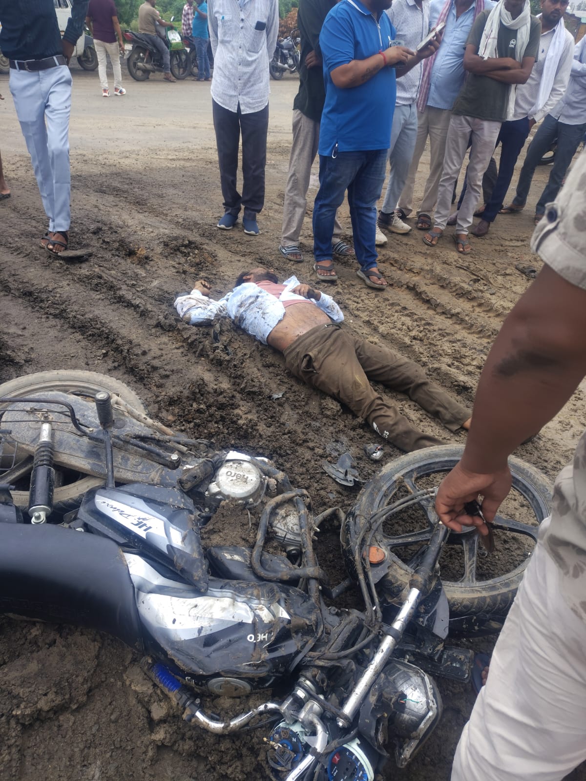 ट्रक और बाइक की टक्कर में चाचा की मौत ,भतीजा घायल