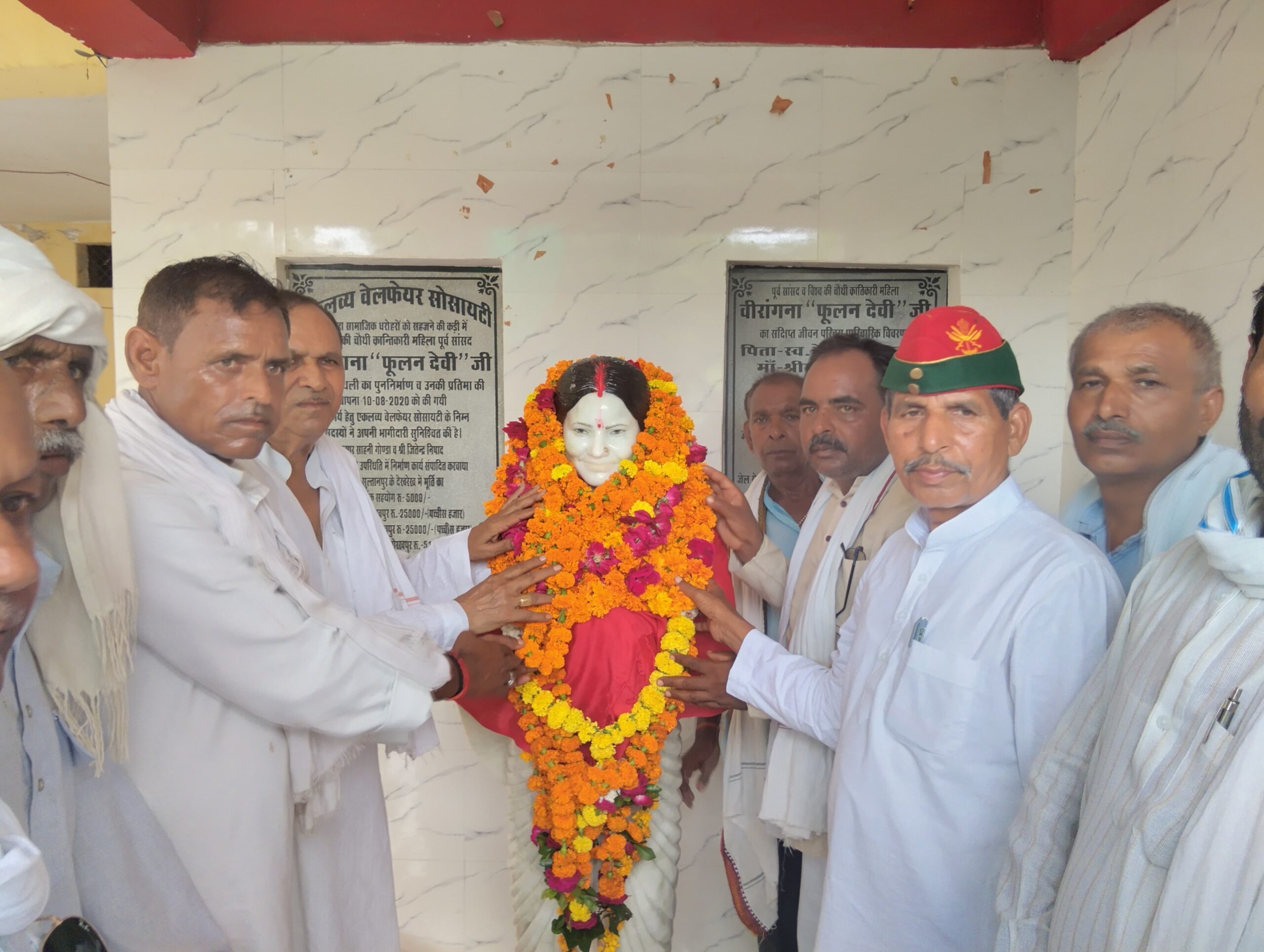 पूर्व सांसद वीरांगना फूलन देवी की पुण्यतिथि पर अर्पित किए श्रद्धासुमन।