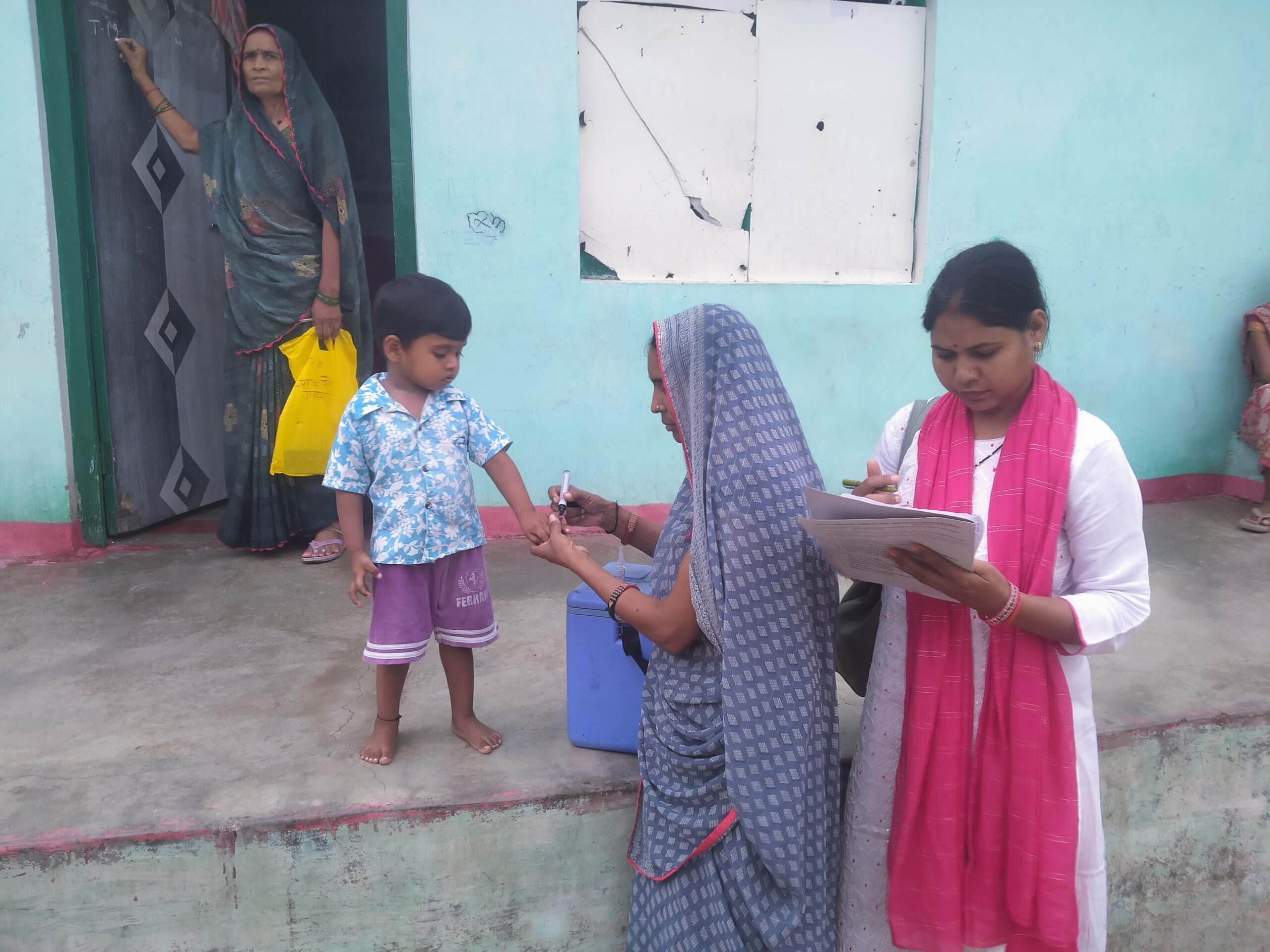 एक भी बच्चा न छूटे” अभियान के तहत ग्राम गायर में घर-घर पहुंची पल्स पोलियो टीम