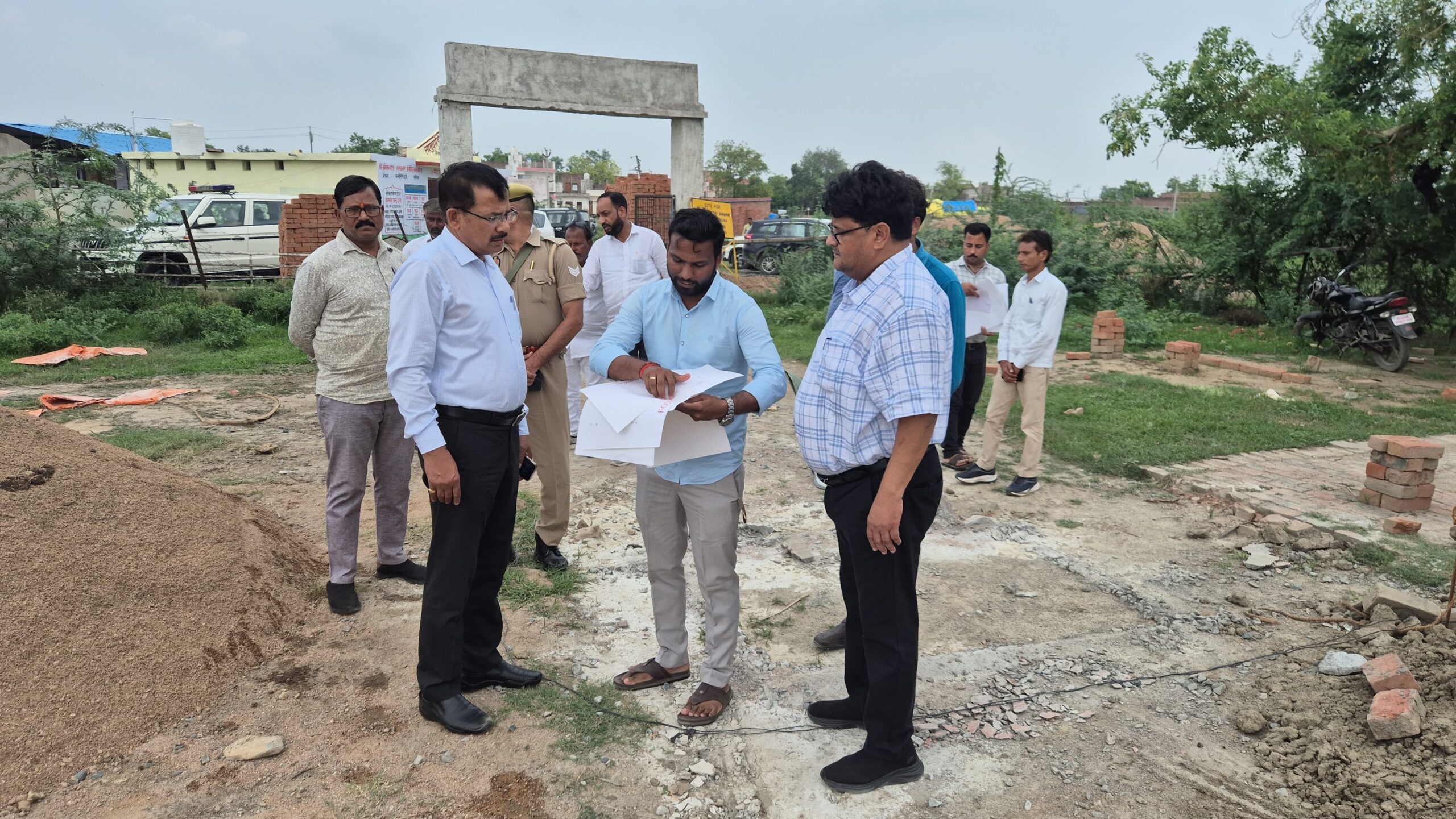 पंचायत उत्सव भवन का डीएम ने किया निरीक्षण, गुणवत्ता और समयबद्ध निर्माण के दिए निर्देश